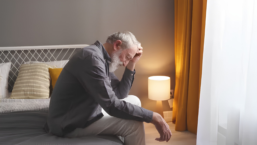 Un homme inquiet assis dans sa chambre