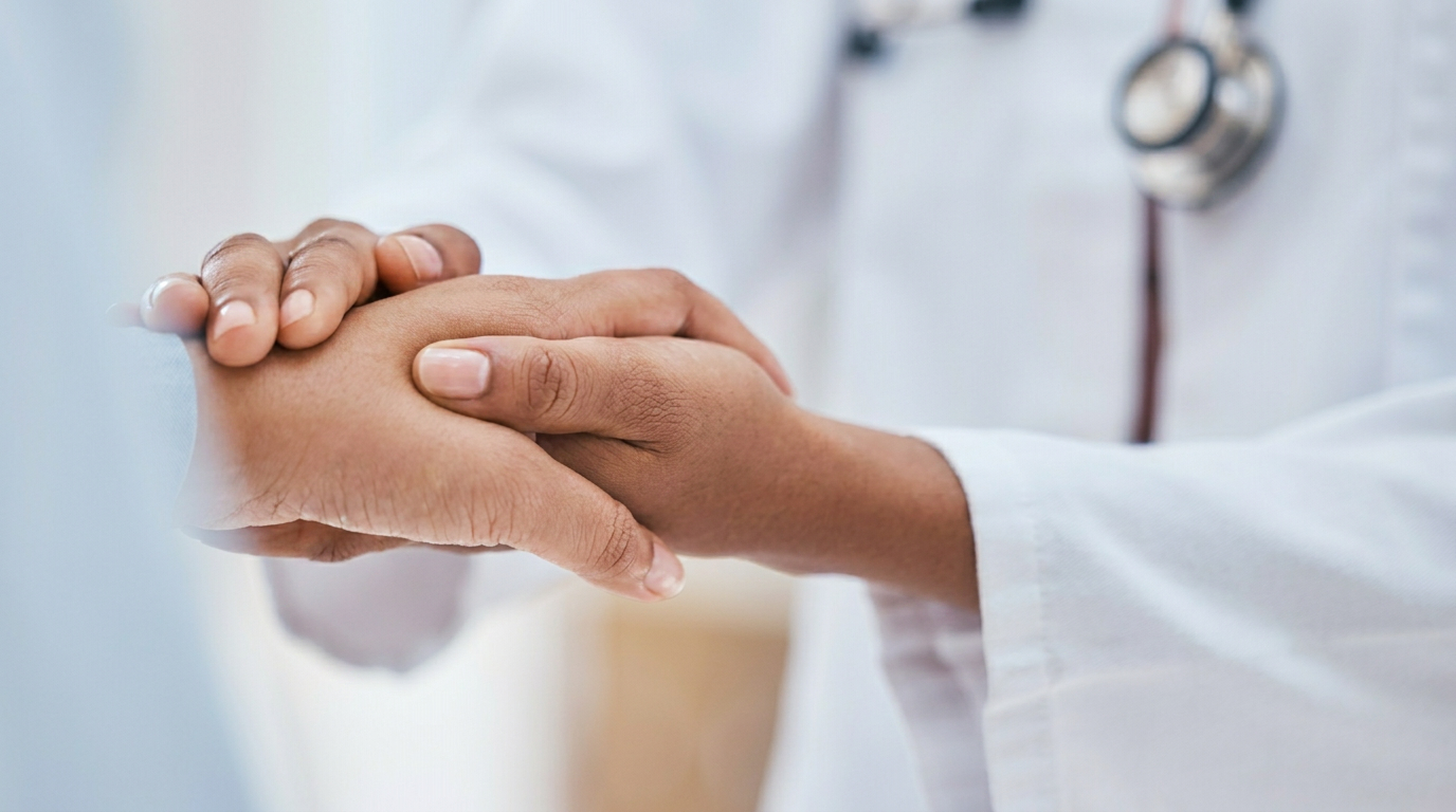 Sundhedspersonale, der holder en patients hånd