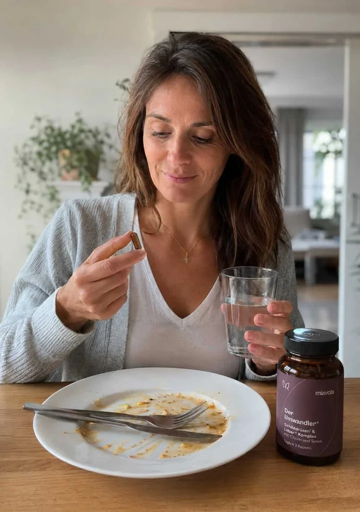 Une femme prend ThyroBoost™ avec de l’eau