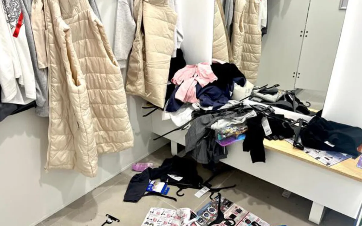 Désordre dans une cabine d’essayage