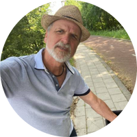 Lars R.