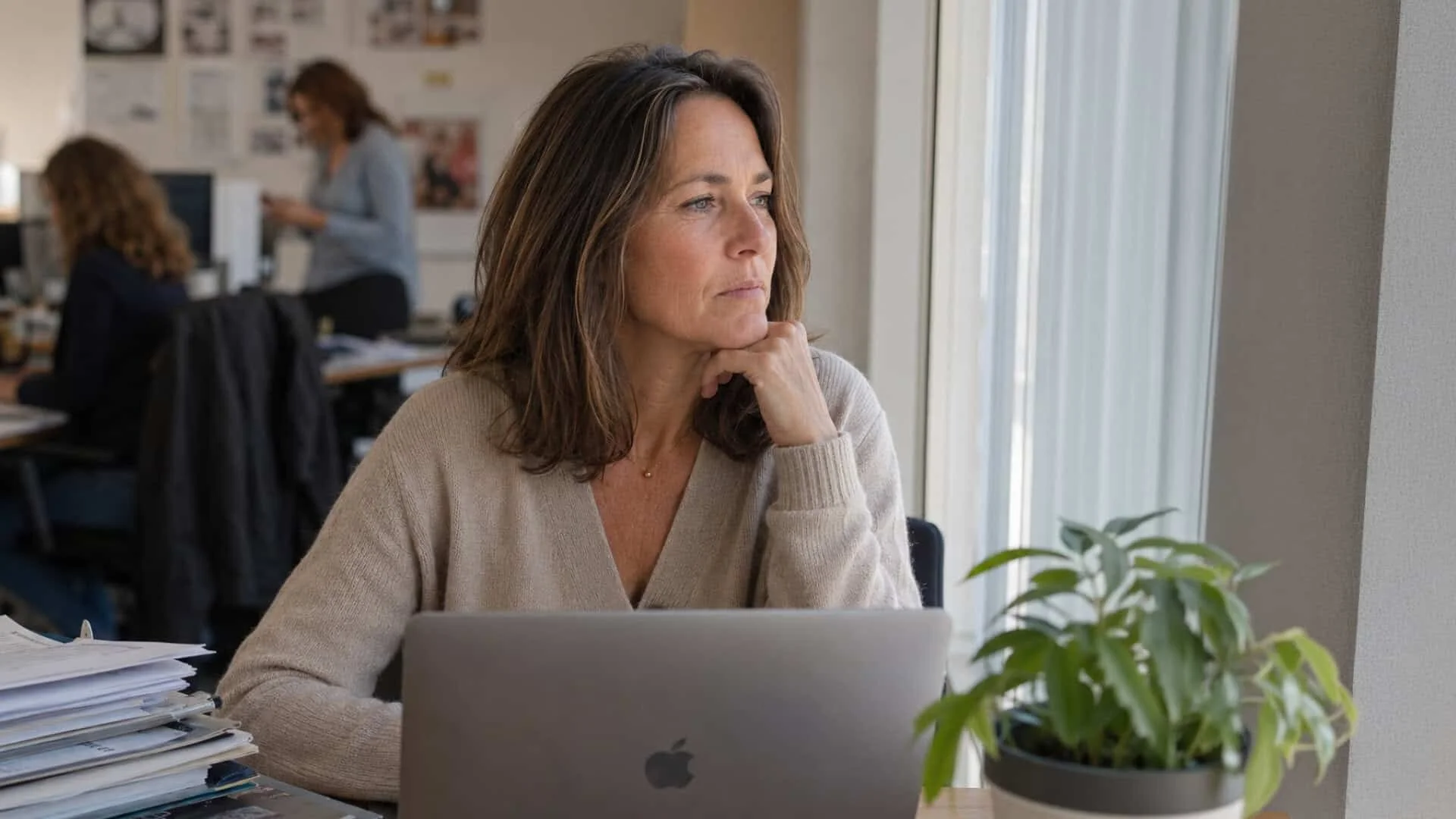 Claire Martin à son bureau