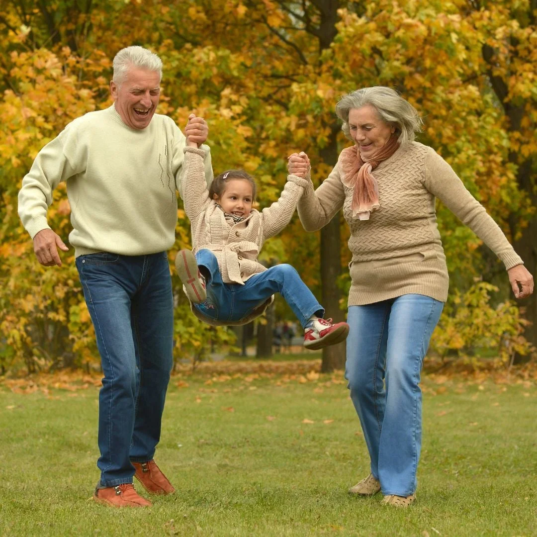 Familie sammen i parken
