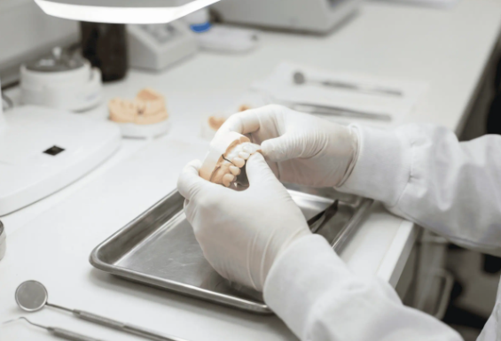 Tilpasning af en tandprotese i et tandlaboratorium